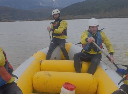 Nga Skrapari në Berat me gomone, pasioni për rafting në ndihmë të njerëzve në nevojë