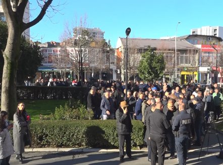“LDK po mban peng Prishtinën”, ministri në detyrë reagon pas protestës. Kryeqyteti i paralizuar