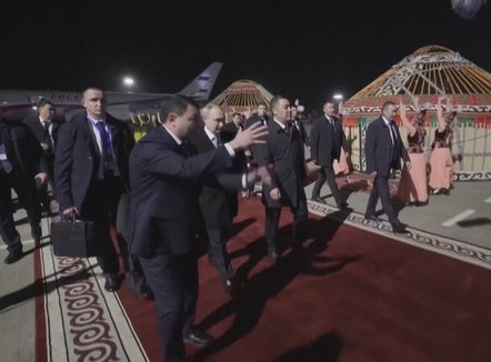 Qen, kuaj e shqiponja për Putin, Presidenti rus merr pjesë na Samitin e Aleancës Ushtarake