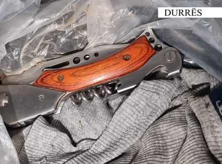 Plagosi rëndë me thikë 15-vjeçarin në Durrës, arrestohet i mituri