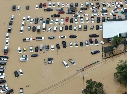 Reshjet më të mëdha në 300 vjet, me dhjetëra të vdekur, 2 milionë të izoluar nga përmbytjet në Azi