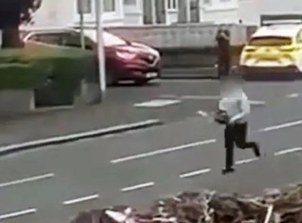 Shqiptari me sharrë elektrike në dorë ndjek policët britanikë në mes të rrugës