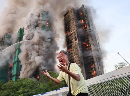 Zjarri i fuqishëm përfshin tre ndërtesa të larta 31-katëshe në Hong Kong, viktima dhe banorë të bllokuar brenda