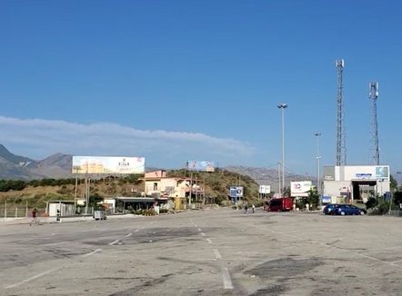 Tentoi të nxirrte nga Shqipëria 42 000 euro pa i deklaruar, i sekuestrohen