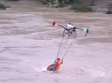 Ishte bllokuar nga lumi i rrëmbyer, fermeri shpëtohet me dron