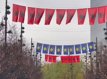 Prishtina vishet kuqezi për 28 Nëntorin