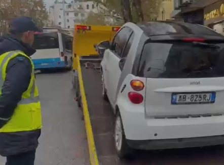 Bllokuan korsinë e autobusëve, hiqen me karrotrec makinat te rruga e Kavajës