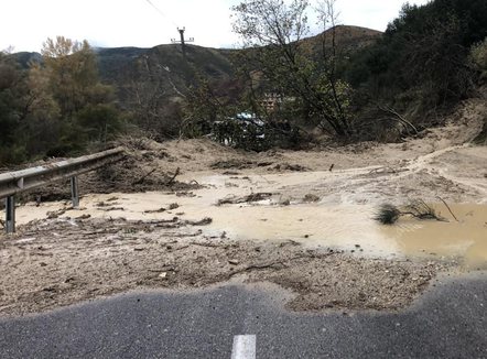 Bllokohet qarkullimi në aksin Peshkëpi–Poçem, shkak rrëshqitja e dherave