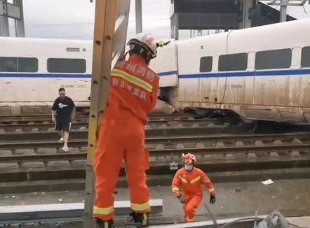 Po testonte pajisjet e zbulimit të tërmeteve, treni përplas punëtorët në Kinë, vriten 11 persona