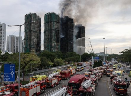 Rritet numri i viktimave dhe të zhdukurve nga zjarri në Hong Kong, arrestohen 3 persona 