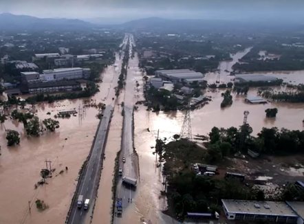 Tajlanda nën ujë, pamje me dron nga përmbytjet