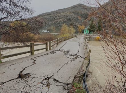 Bllokoi 12 fshatra në Kolonjë, shembja e paralajmëruar e një ure që donte mirëmbajtje 