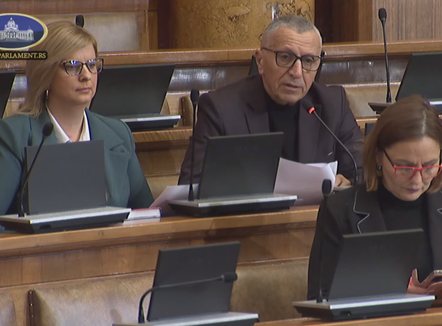 “Duam targa dhe policët tanë në Preshevë”, deputeti shqiptar “shkund” Parlamentin serb: Lejoni simbolet tona