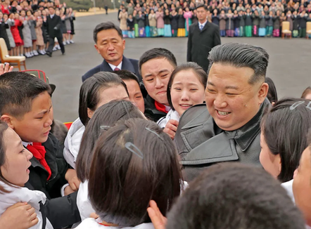 Koreja e Veriut e bën rusishten lëndë të detyrueshme në shkolla