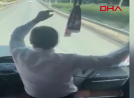 Shoferi i autobusit lë timonin dhe hedh valle me tifozët, videoja virale zemëron turqit