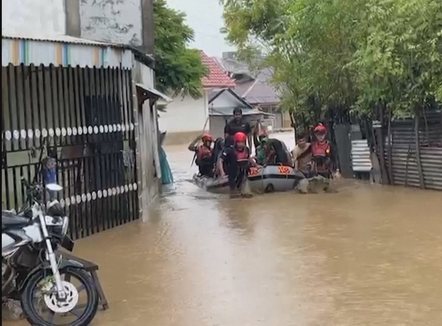 Cikloni dhe përmbytjet u marrin jetën 46 personave në Indonezi