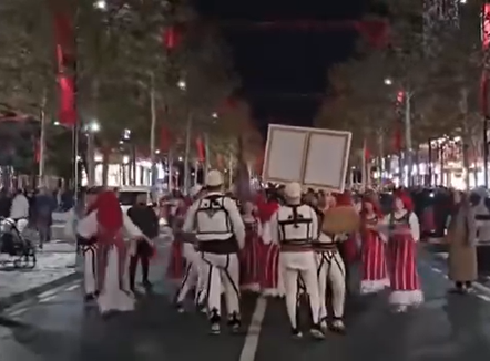 Vlora ‘vishet’ kuqezi, nisin festimet për Ditën e Pavarësisë