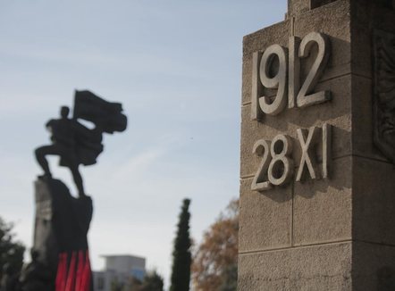 113 vite shtet, politika shqiptare uron Ditën e Pavarësisë