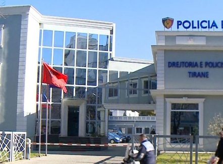 Sekuestrohen dy automjete me vlerë 105 mijë euro në Tiranë, shpallen në kërkim dy persona