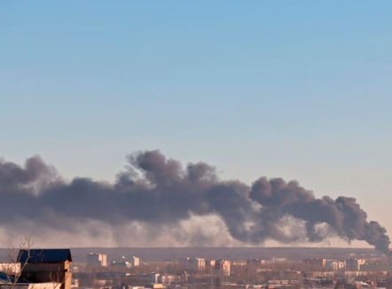 Ushtria e konfirmon: Ukraina sulmoi rafinerinë dhe aeroportin rus të naftës gjatë natës