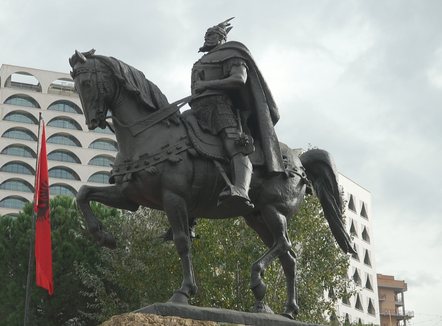 Festime të vakëta në Tiranë, pak qytetarë dhe asnjë politikan në ngritjen e flamurit