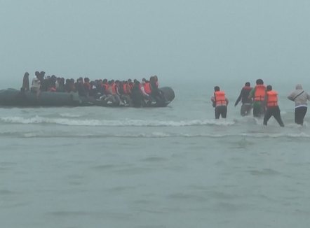 Presion i madh nga Londra, Franca do të rinisë bllokimin e gomoneve drejt Britanisë 