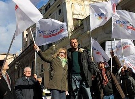 Asnjë përditësim online! 10 vite pa kontratë pune, gazetarët italianë në grevë 