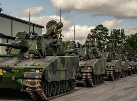 Skenarë lufte në Suedi, ushtrimet ushtarake ndiqen edhe nga Mbreti