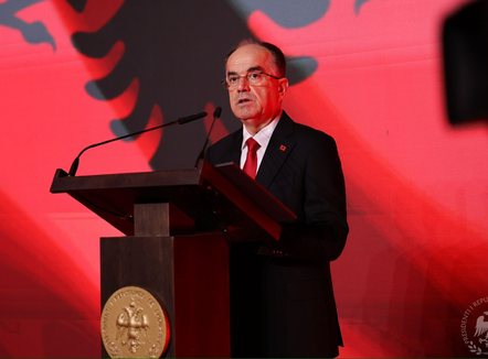 Begaj uron shqiptarët në 113-vjetorin e Pavarësisë: Të çojmë në vend amanetin e të parëve, bashkë drejt BE