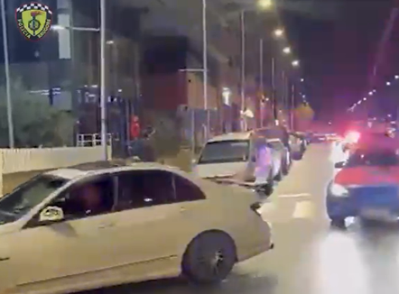 Festuan Ditën e Flamurit me drift në Bulevard, policia në Tiranë ndëshkon tre shoferë