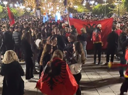 Festë kuqezi në Greqi, shqiptarët festojnë Ditën e Pavarësisë në sheshin Syntagma të Athinës