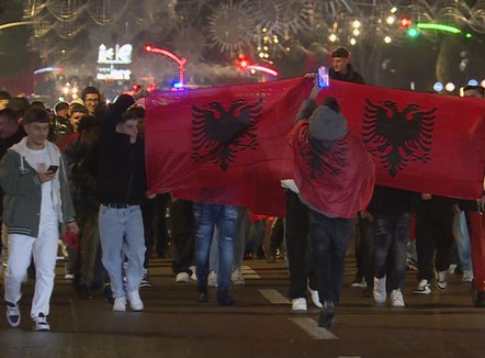 Dita e Flamurit, atmosferë festive në Tiranë gjatë mbrëmjes