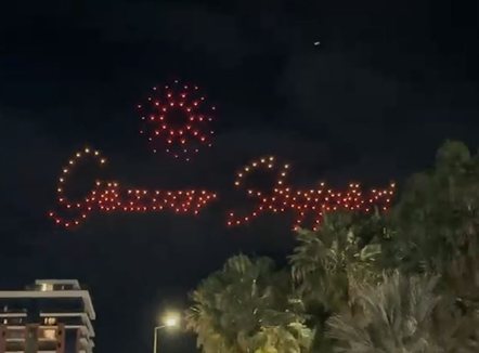 Spektakël në Vlorë për 113-vjetorin e Pavarësisë! Qielli ndizet nga dronët, mijëra vetë në koncertin madhështor