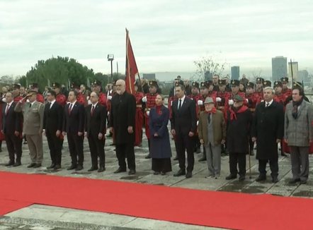 Dita e Çlirimit, presidenti dhe kryeministri homazhe në Varrezat e Dëshmorëve