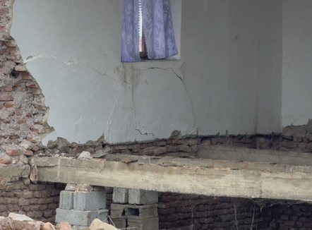 Shembet shtëpia në Maliq nga reshjet, familja me 5 anëtarë në qiell të hapur