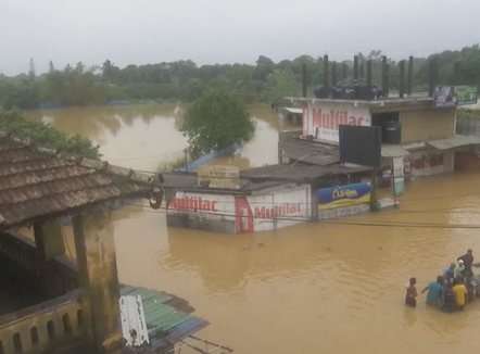 Mbi 600 të vdekur nga moti i keq në Azi