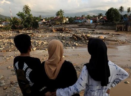 Përmbytjet vdekjeprurëse në Indonezi, vijojnë kërkimet për qindra të zhdukur