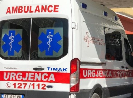 Fqinjët nuk e kishin parë prej ditësh, policia gjen të pajetë 70-vjeçaren në banesën e saj