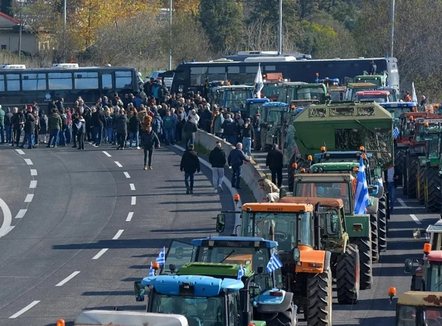 Protestat e fermerëve bllokojnë sërish aksin Kakavijë-Janinë, qarkullimi pezull për tre orë