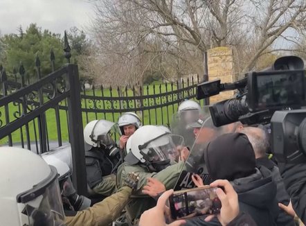 Makinat e policisë kthehen përmbys, fermerët e Greqisë pushtojnë aeroportin e Heraklionit në Kretë