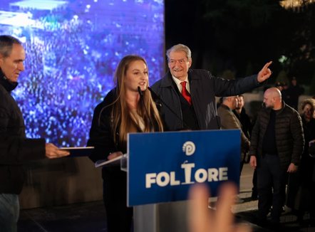 Berisha thirrje mbështetësve: Të përgatitemi për protesta të fuqishme për t’iu rikthyer shqiptarëve të ardhmen