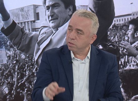 “Partitë tona janë kthyer në mallkim e kërcënim” Krasniqi: Parlamenti i parë pluralist ka qenë part time për deputetët