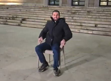 “Këtu më keni”- Lapaj shfaqet i ulur në karrige para Kryeministrisë: Do protestoj i vetëm, natë e ditë, kundër Edi Ramës!