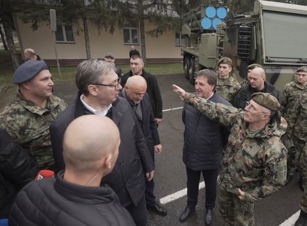 “Më të fortë se kur do hynim në Kosovë”, Vuçiç shkon në bazën ushtarake serbe pranë kufirit