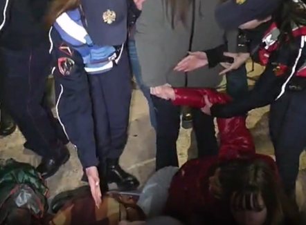 Protesta te Kryeministria, përplasje mes policisë dhe mbështetësve të Lapajt