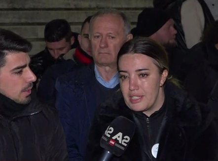 “Policët e tërhoqën çadrën me ne brenda”, flasin vajzat që u përplasën me policinë