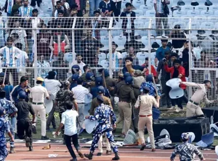 Kaos gjatë shfaqjes së Messi-t në Indi, tifozët e tërbuar hedhin karrige dhe shishe në fushë