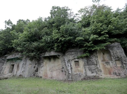 Po gërmonin ilegalisht në Varret Monumentale Ilire të Selcës, kapen 3 të rinj, njëri largohet me motor