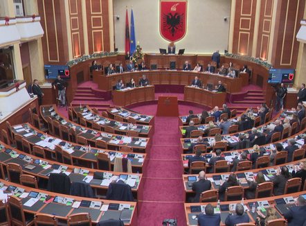 Ligji për partitë mbetet pezull, PS e PD nuk po gjejnë konsensus ta miratojnë brenda vitit