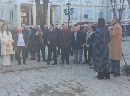 Godole sjell “manualin e rrëzimit”, Shkodra përkujton 35-vjetorin e rrëzimit të bustit të diktatorit